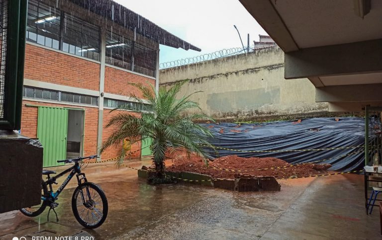 Após muro apresentar risco de queda, Escola Estadual Santa Chiara, em ...